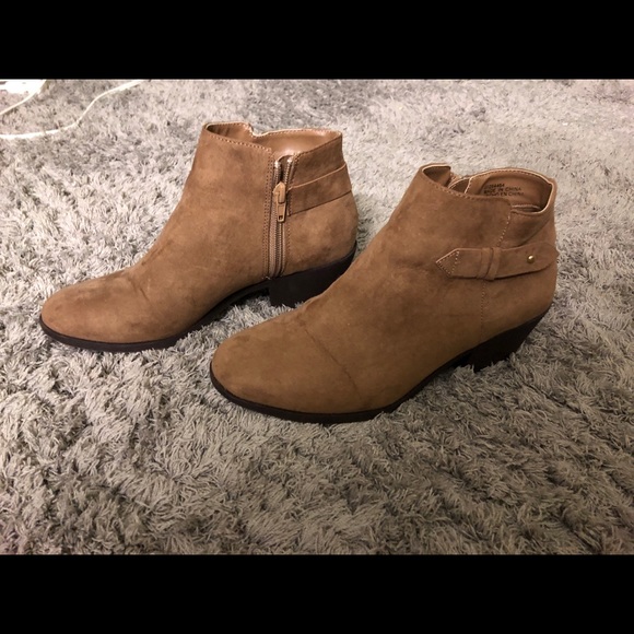 Light brown small booties size US 7 - Picture 2 of 3